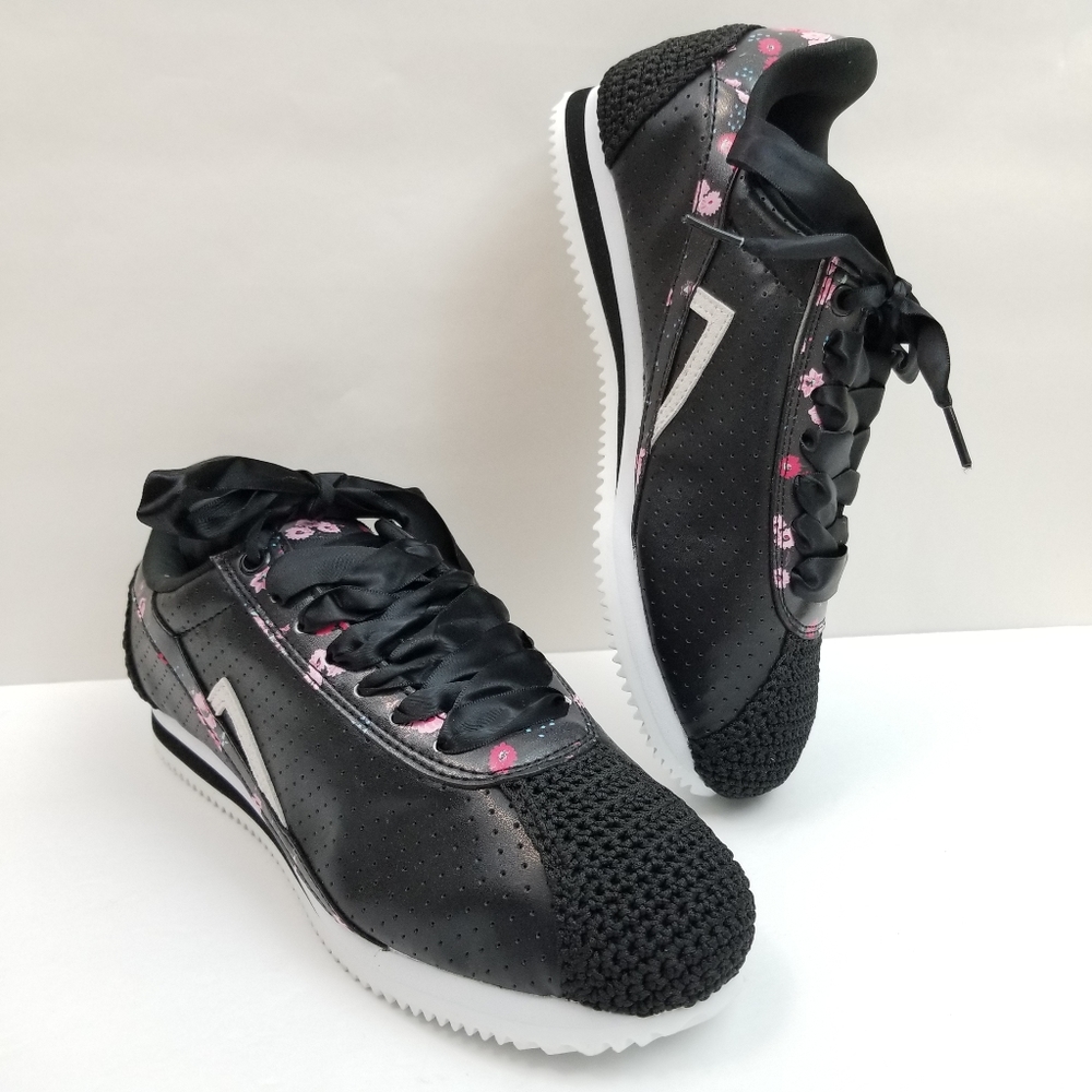 NWOT Poppy Hand Crochet Sneakers Satin Laces 7